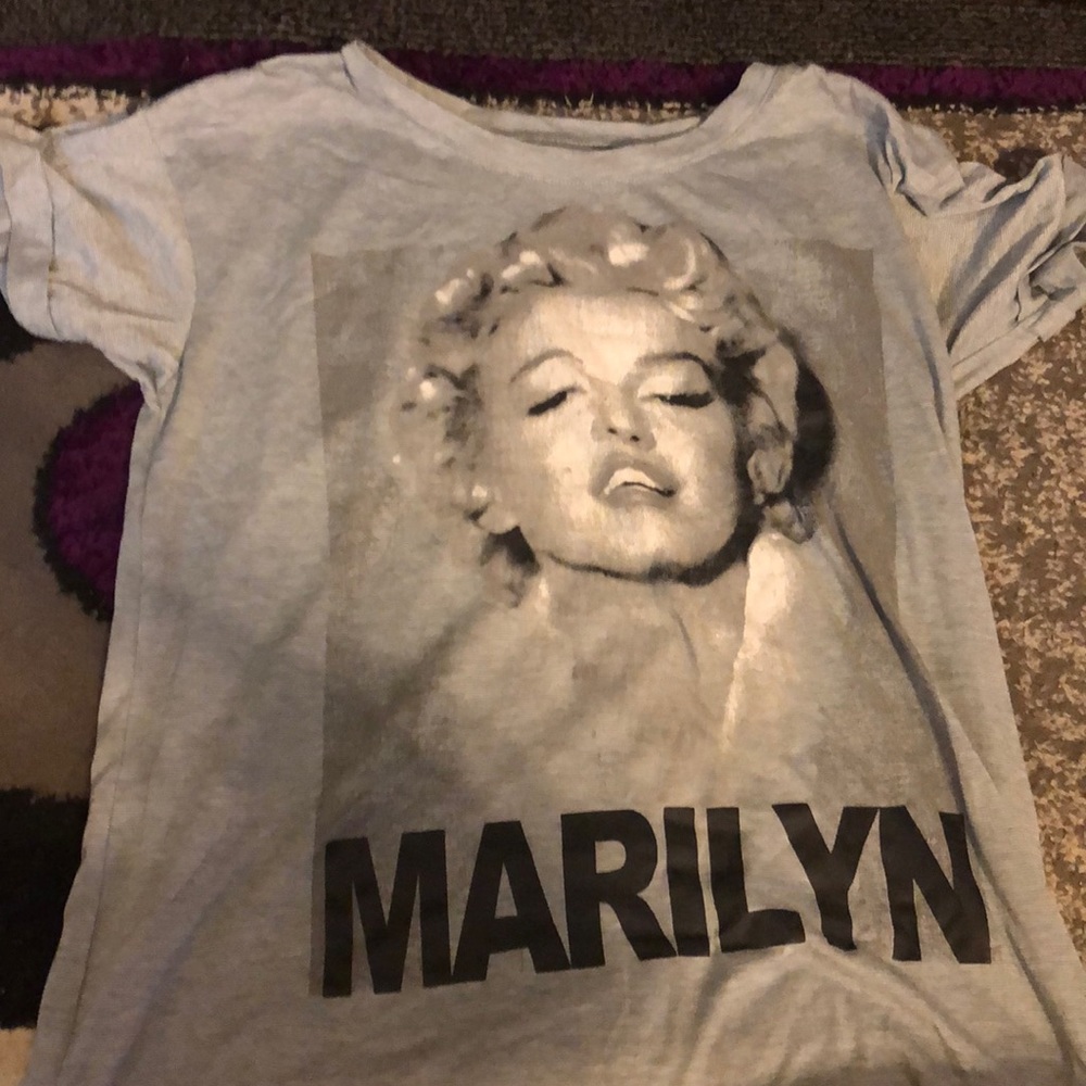 Gray Marilyn Monroe shirt